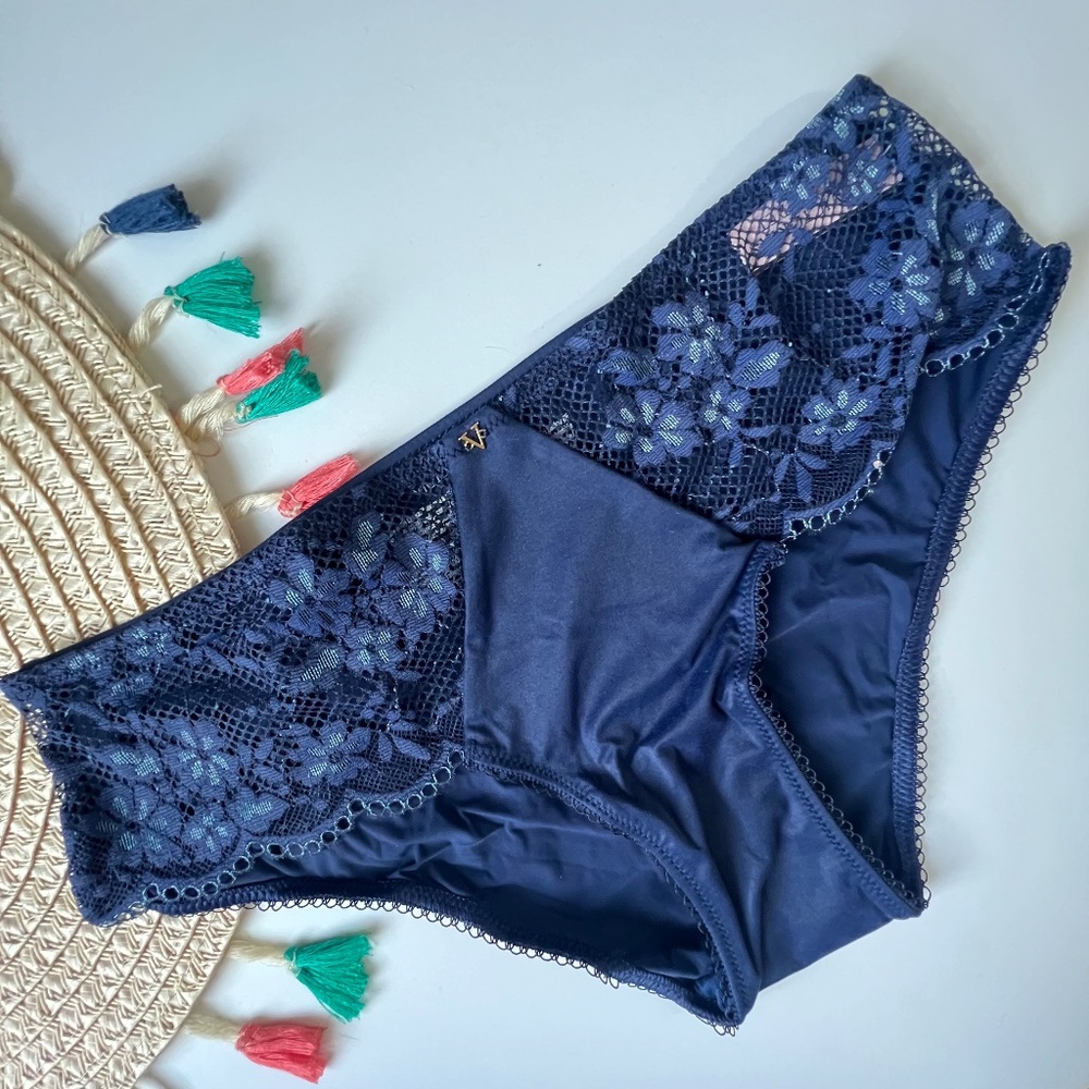 Victoria's Secret Love Cloud Hiphugger Panty in Lace Trim Ensign Navy XS NEW